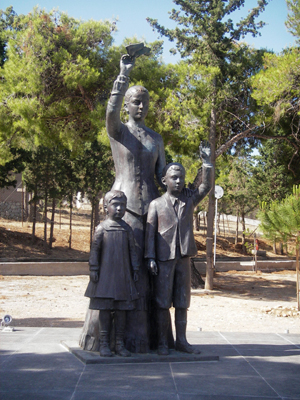 Памятник жене моряка! Seafarers-wife-galaxidi-greece2